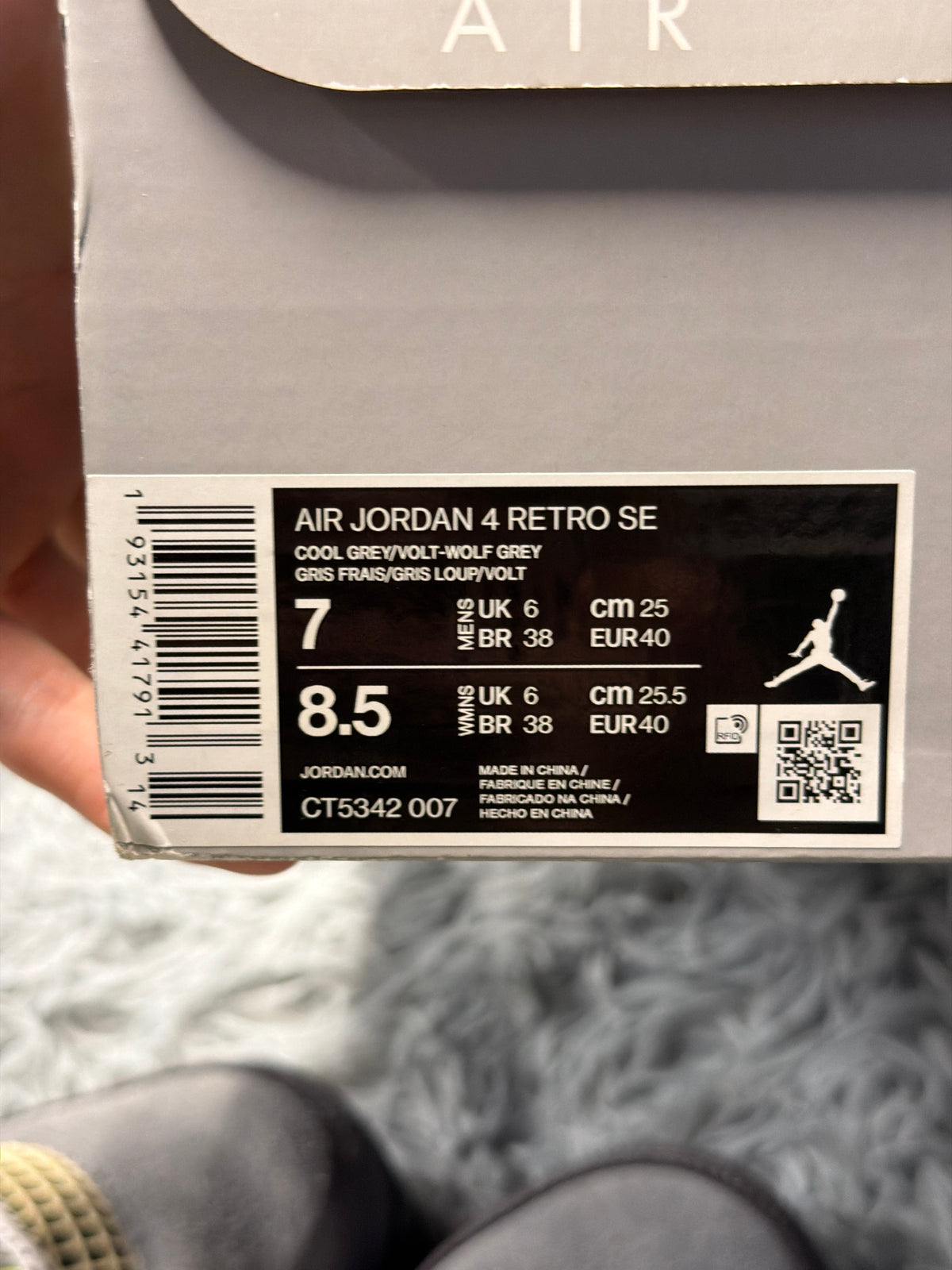 Jordan 4 neon / size 40 / Pre-Loved