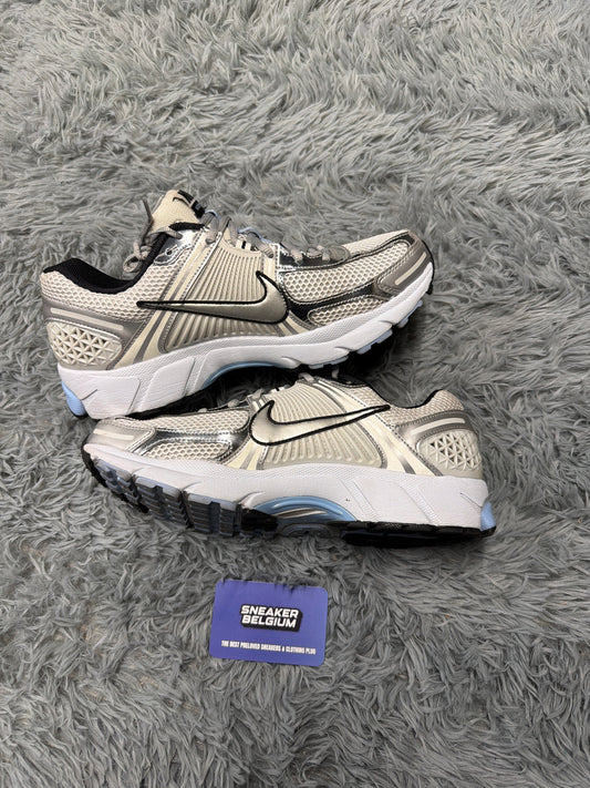 Nike vomero 5 silver/blue / size 43 / Pre-Loved