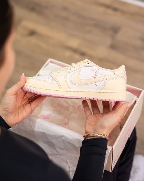 Jordan 1 Retro Low OG SP Travis Scott Shy Pink