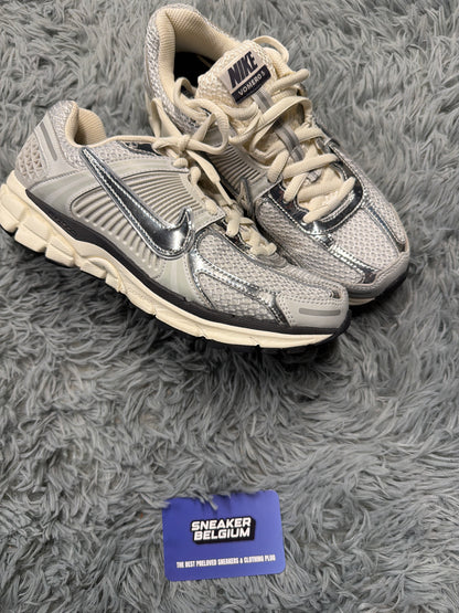 Nike Vomero 5 silver / size 42 / pre-loved