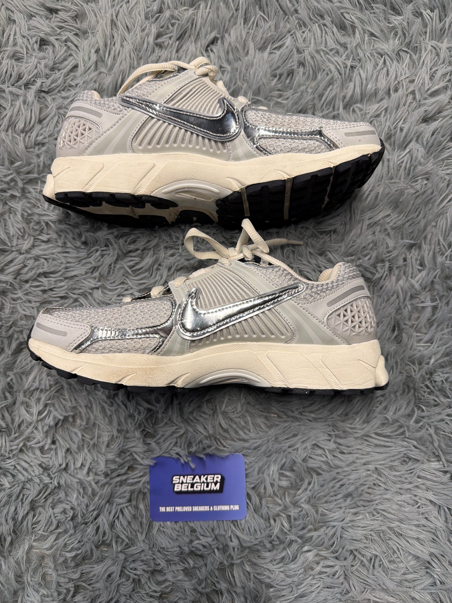 Nike Vomero 5 silver / size 42 / pre-loved