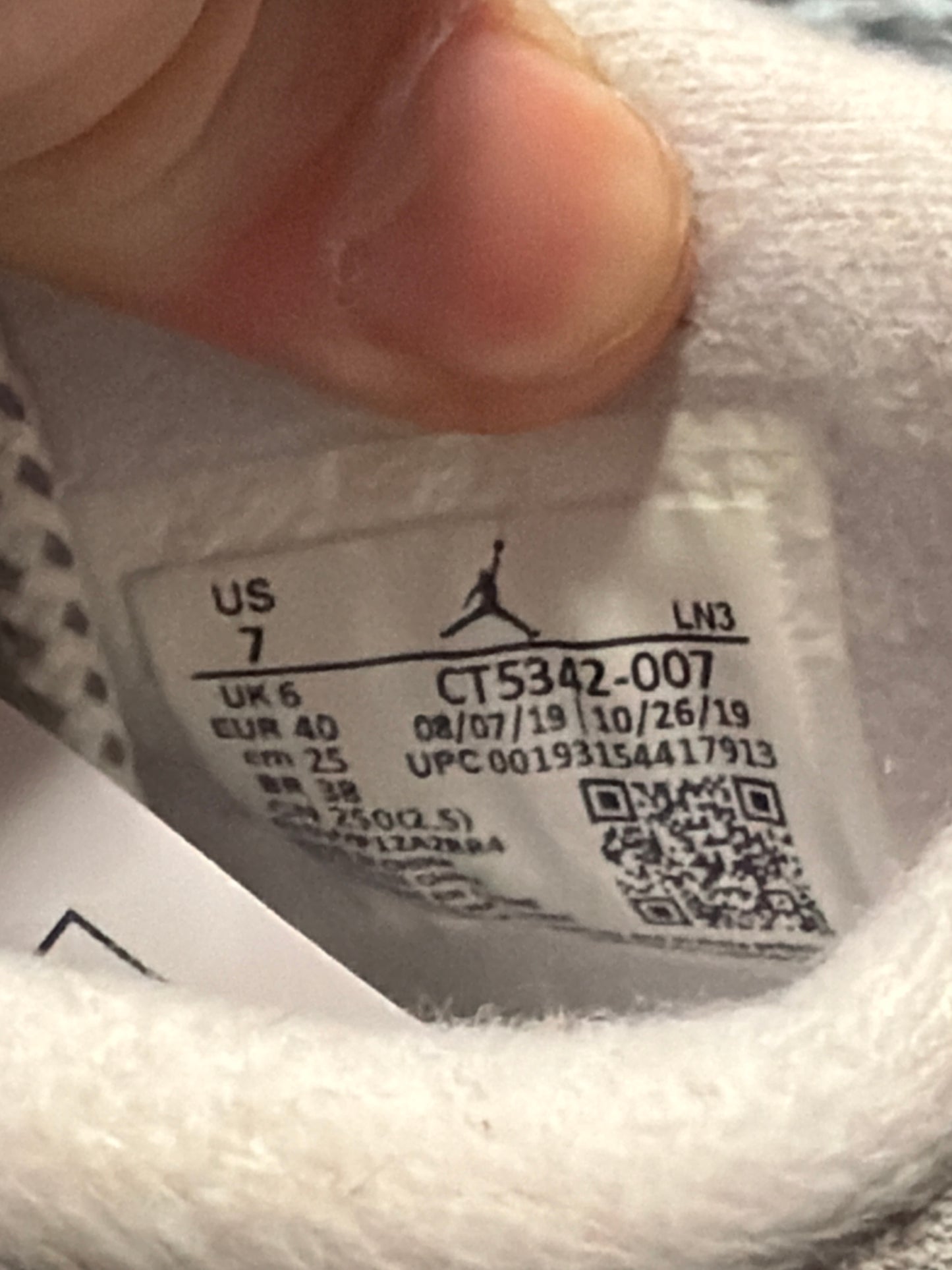 Jordan 4 neon / size 40 / Pre-Loved