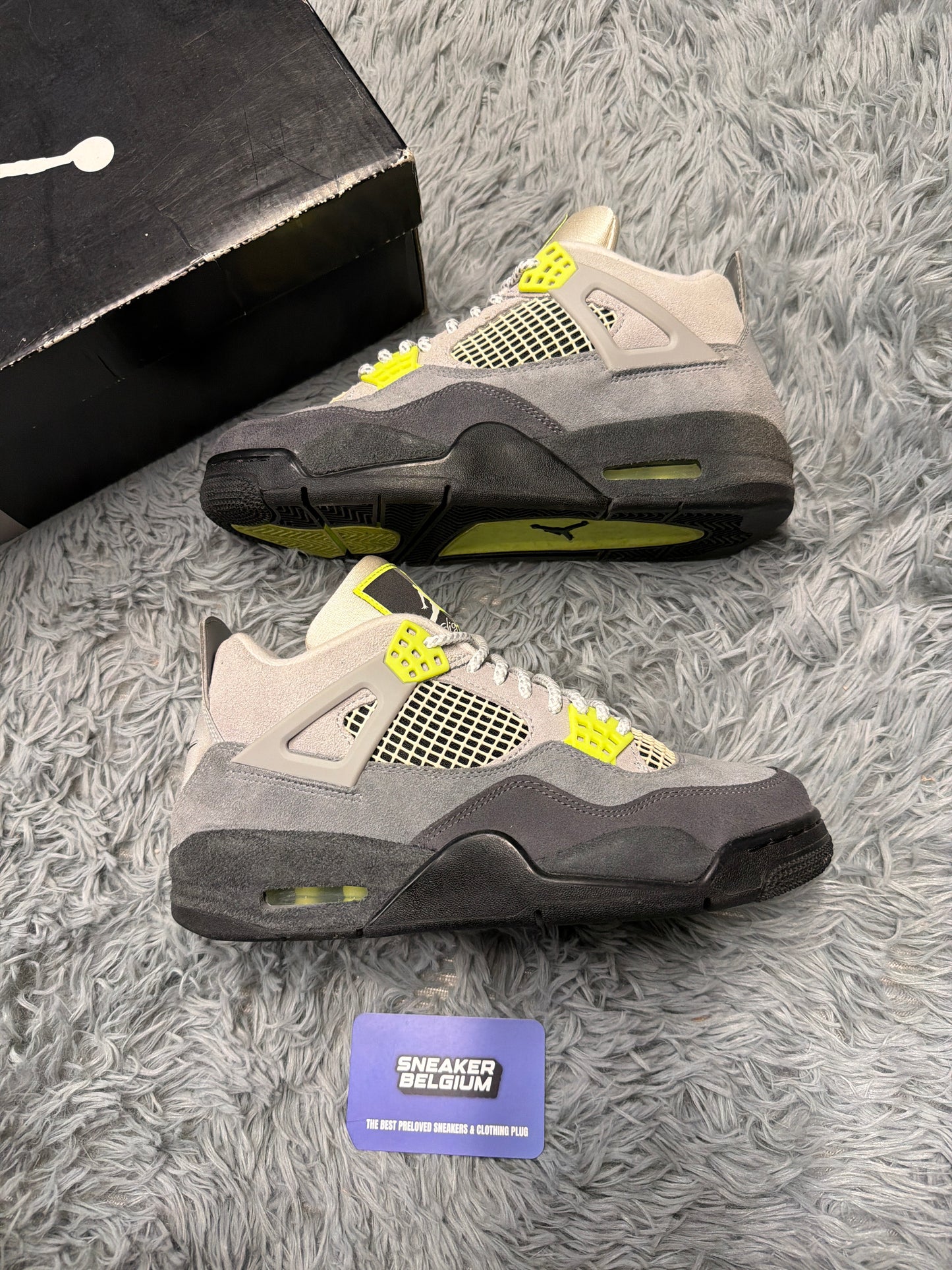 Jordan 4 neon / size 40 / Pre-Loved