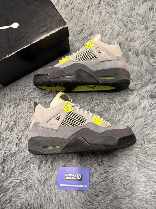 Jordan 4 neon / size 40 / Pre-Loved