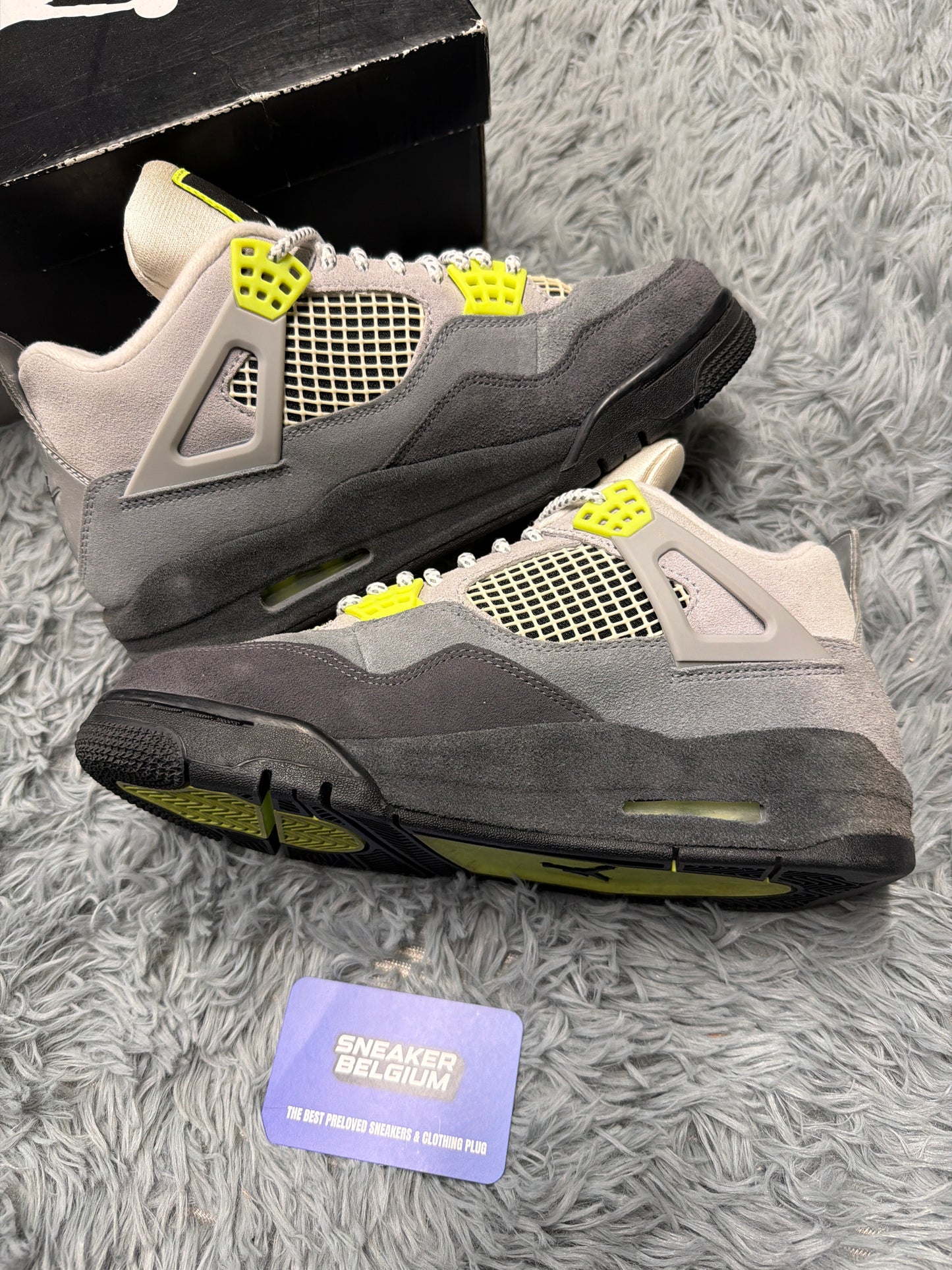 Jordan 4 neon / size 40 / Pre-Loved