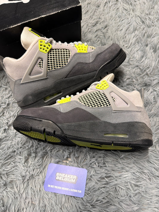 Jordan 4 neon / size 40 / Pre-Loved