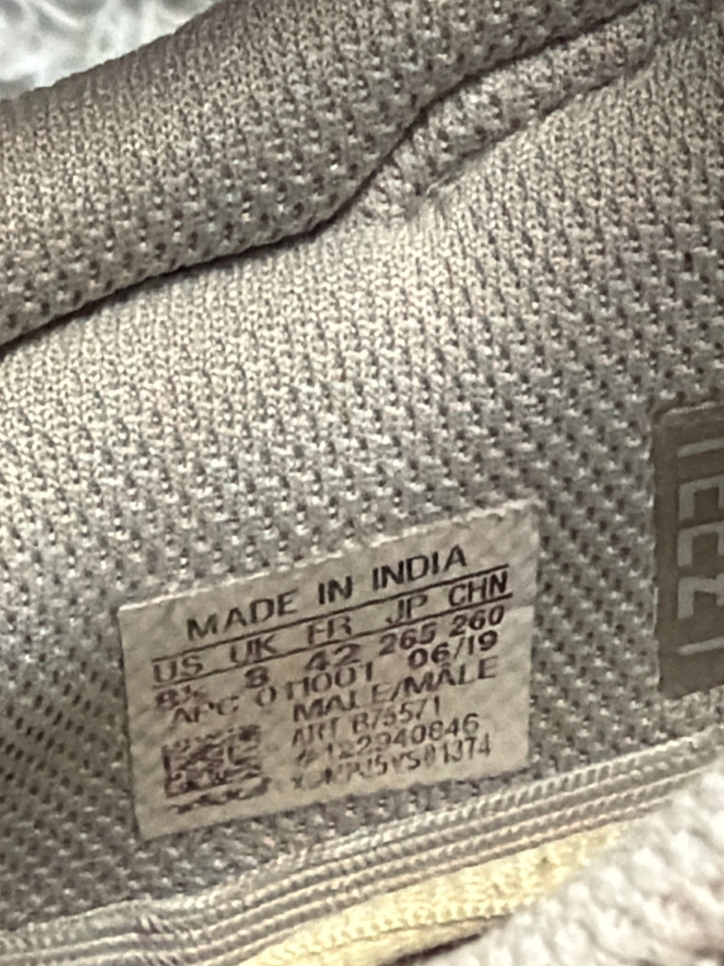 Yeezy 700 Waverunner / size 42 / pre-loved