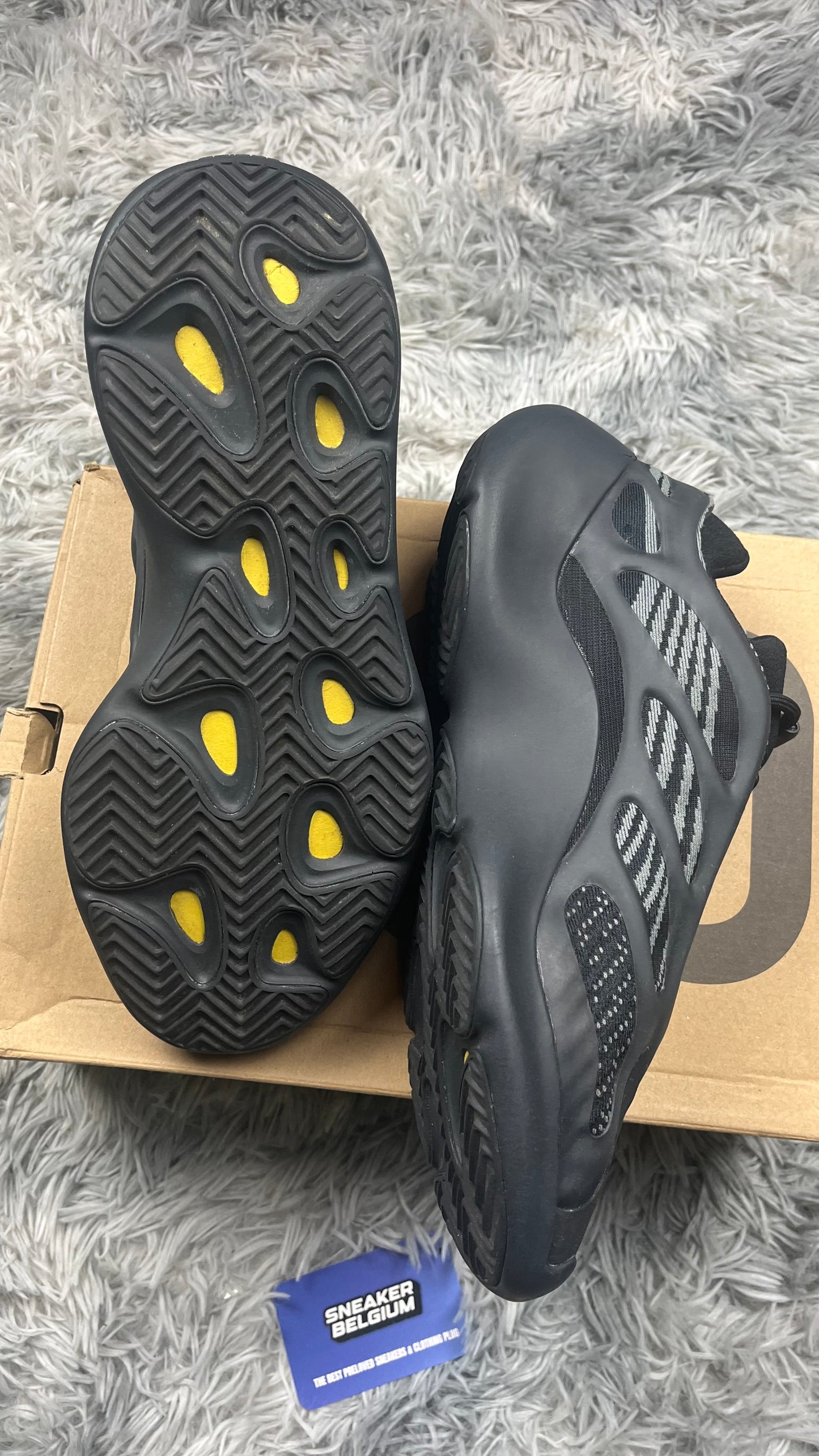 Yeezy 700 dark glow 45,5