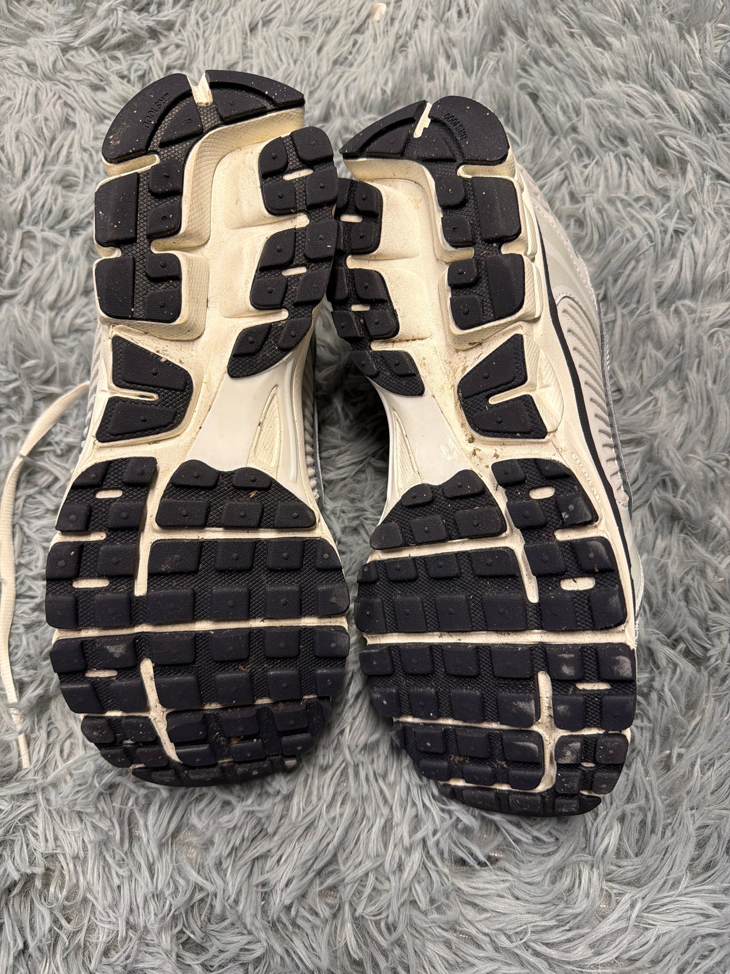 Nike Vomero 5 silver / size 42 / pre-loved