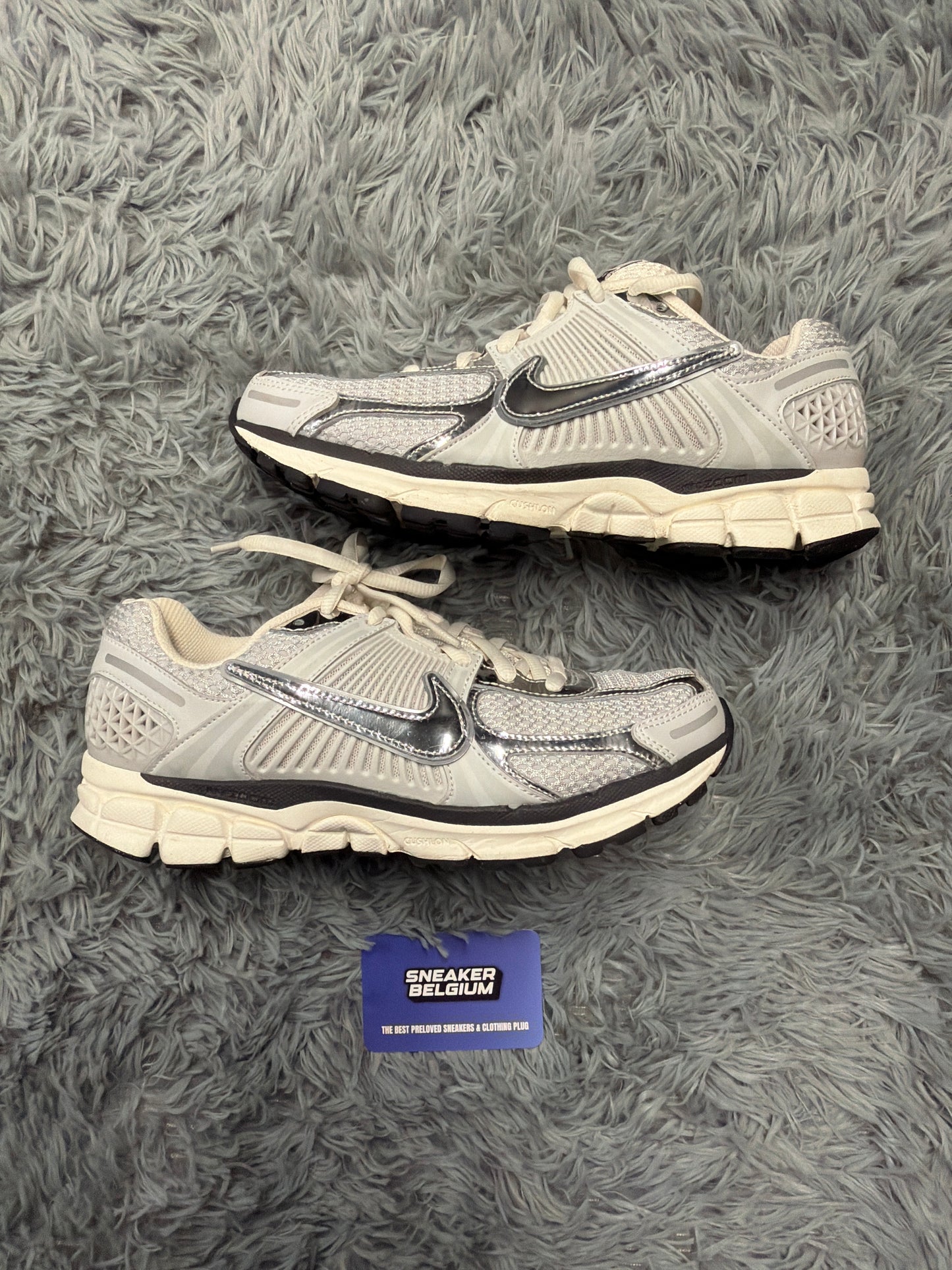 Nike Vomero 5 silver / size 42 / pre-loved