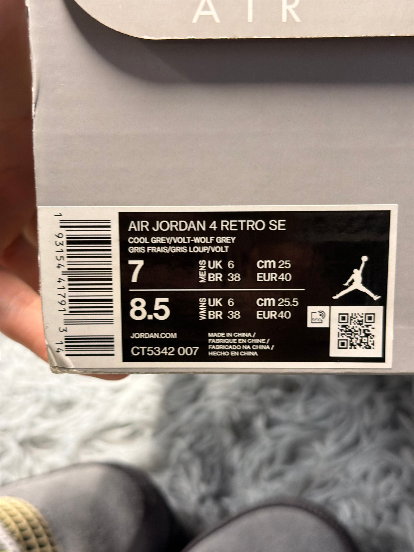 Jordan 4 neon / size 40 / Pre-Loved