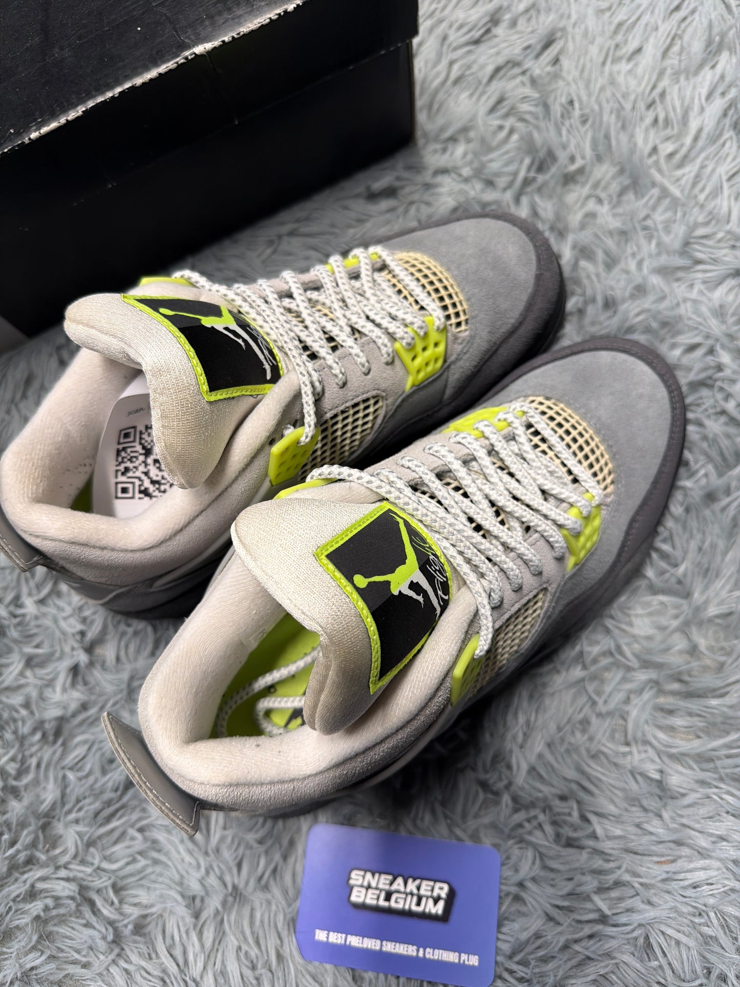 Jordan 4 neon / size 40 / Pre-Loved