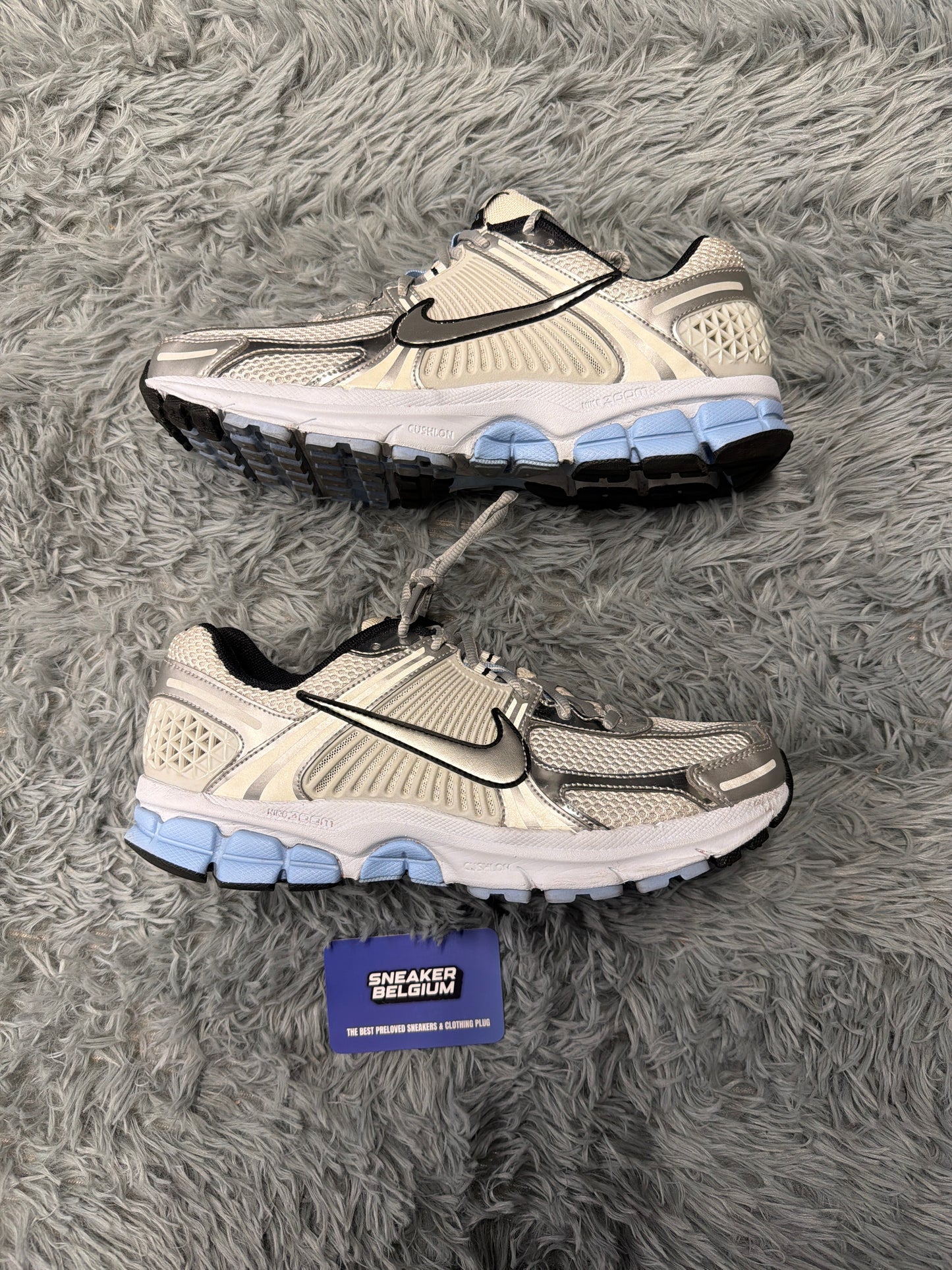 Nike vomero 5 silver/blue / size 43 / Pre-Loved