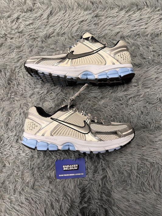 Nike vomero 5 silver/blue / size 43 / Pre-Loved