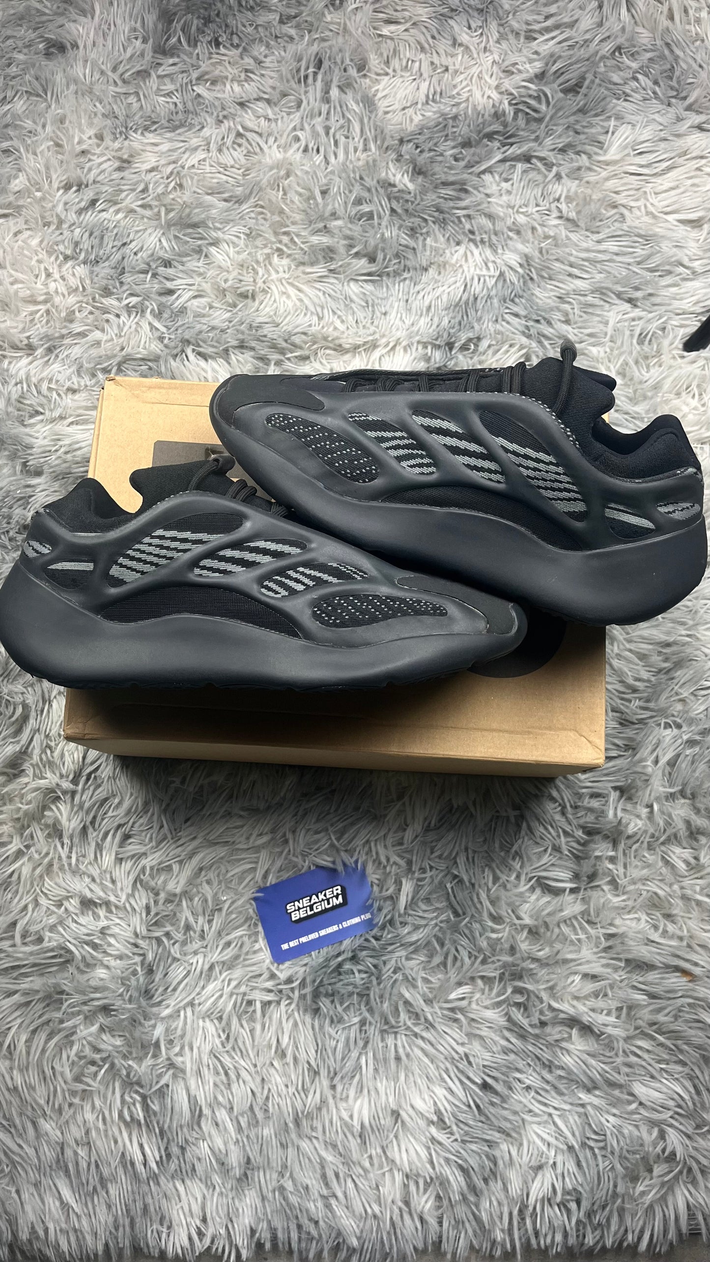 Yeezy 700 dark glow 45,5